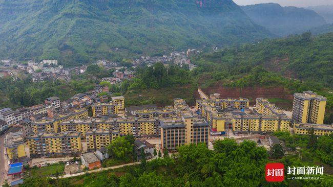 6月7日晚7点过,在四川省宜宾市屏山县龙华镇东煌新城小区文体广场上