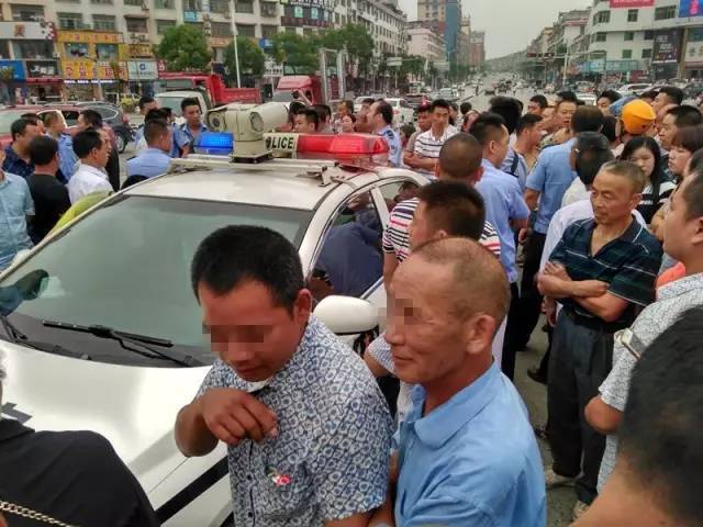 邵阳一司机当街殴打女路人 被群众掀翻车