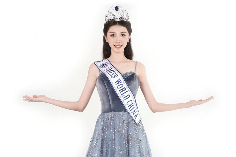 22岁的沈阳鞍山姑娘姜思岐成功摘获第70届miss world世界小姐大赛中国