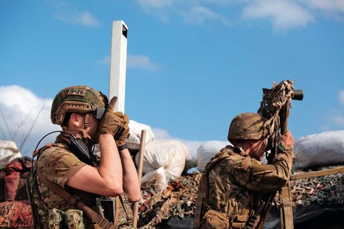 4月7日,乌克兰军人在顿涅茨克地区一处哨所警戒