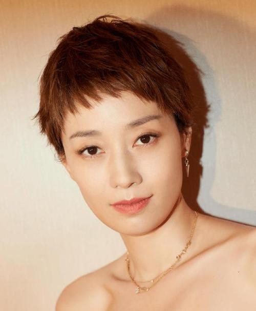 马伊琍离婚后带俩娃太操劳身材愈发消瘦穿紧身皮裙仍有空隙感