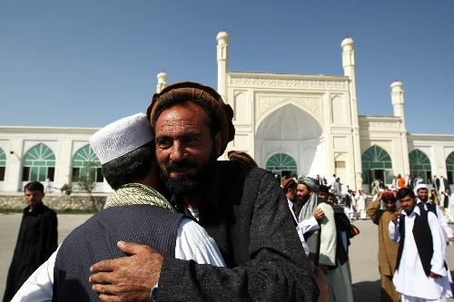 巴勒斯坦人在加沙城做礼拜 迎接开斋节(组图)