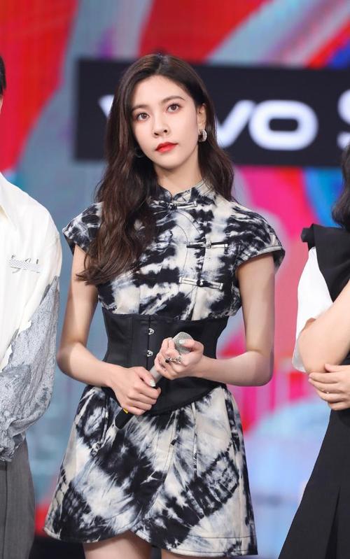 宋妍霏在《快本》上穿的这身改良旗袍,就比材质轻薄的短裙更有摩登感