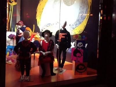 folli follie 潮牌童装烟台振华商厦店橱窗展示