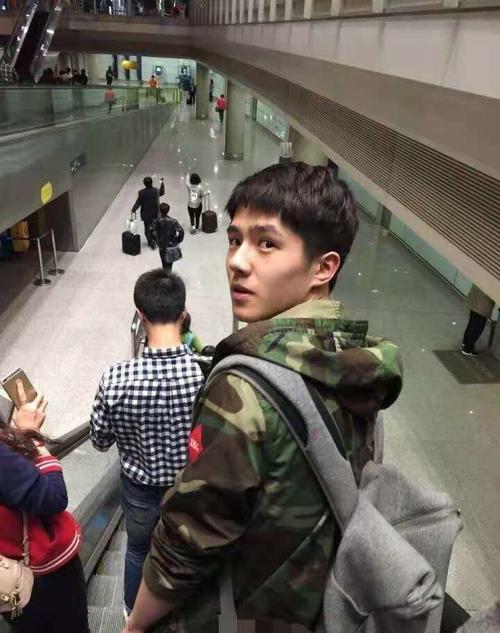 刘昊然,1997年出生的小帅哥,今年才21岁,年轻果然是本钱,他的一个回头