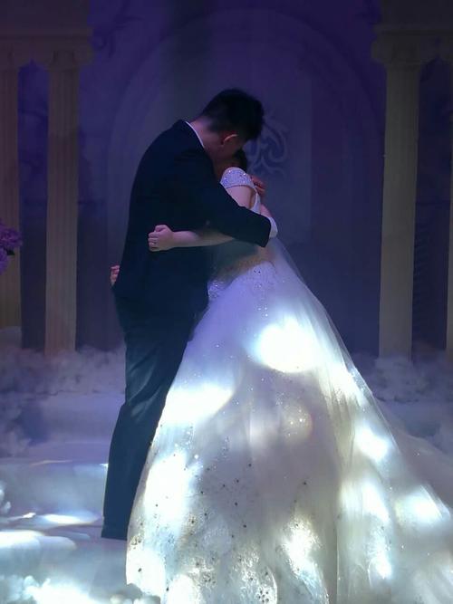 新郎新娘激情相吻