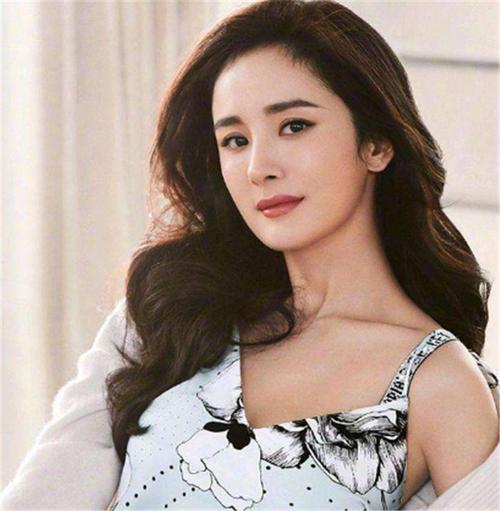 杨幂旗下签约的4大女神,前三位都不温不火,唯独她红遍