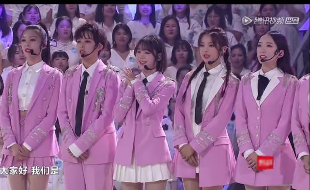 "火箭少女"颜值真高,穿上这么土的服装都有女神风采