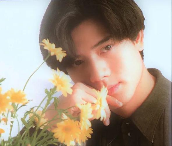 大家学唱他们的歌,还有男生模仿剪郭富城的发型~ 希望现在每一个天王