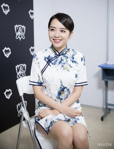 韩媒专访余霜主持人必须要有专业精神未来可能向解说方向发展