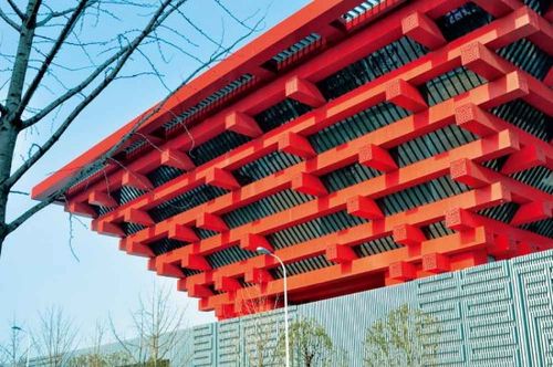 大红色的中国馆分外醒目,其造价是北京鸟巢体育场的三倍.