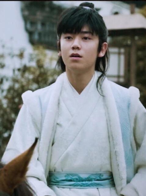 扮演者叫王仁君,两人虽然有点差异,不过不过成年后的盛长柏倒是跟