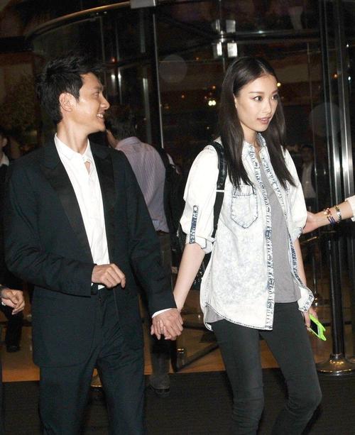 倪妮冯绍峰牵手离开酒店大秀甜蜜