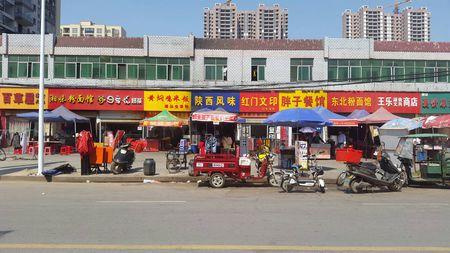 黄冈师范学院学生街的那排两层的门面房为什么那么多转让的?