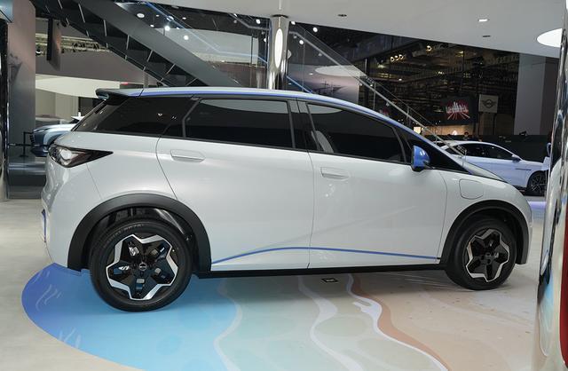 比亚迪全新两厢车亮相,外观很时尚科幻,最新字母车标