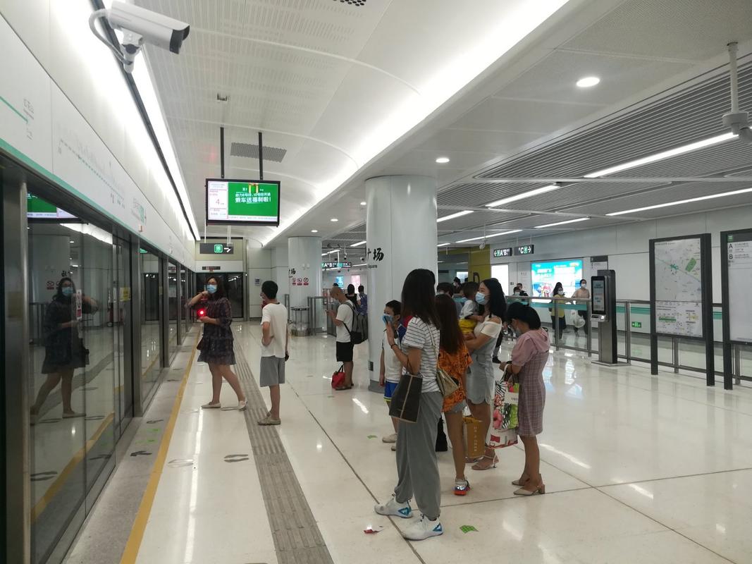 【深圳地铁给人新惊喜】  第一次来到公明广场站,就被它的宽敞,大方
