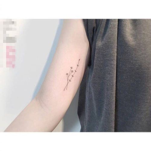 女生手臂上黑色线条文艺小清新花束纹身图案