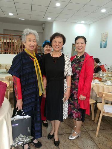 左赵坤秀 中"东方之珠"杜玉梅 右杨秀平