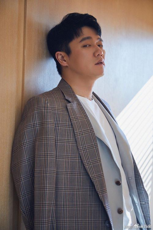 肖央的个人微博简介写道"源于生活,低于生活",这么一个深入生活