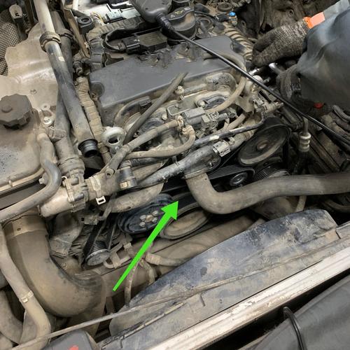 很快,新涨紧轮,惰轮和发电机皮带被师傅安装好,如下图箭头所示.