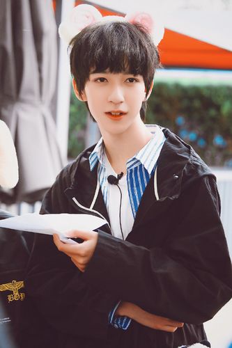 壁纸库第15期:贺峻霖高清无水印手机壁纸 壁纸推荐