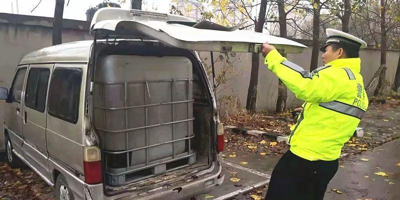 受利益驱动,有些人竟将看似普通的面包车改装成了"加油车",由于没有