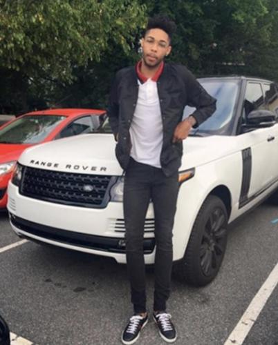 低薪高能的英格拉姆平日里开啥车?霸气大路虎出行一路