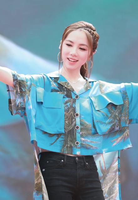邓紫棋瘦后变真大,扎低马尾发型搭配白色西服,秒变干练知性女神