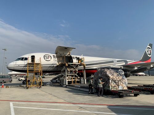 月24日,顺丰航空首个驰援武汉的航班从深圳起飞,图为当日航班装货现场