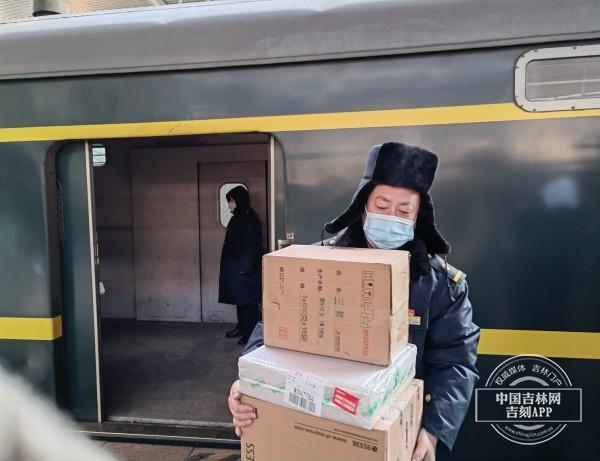 503件包裹需要装车,数量比t183次列车的多了几倍.