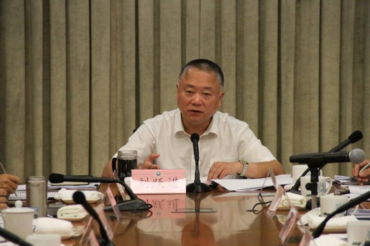 国家禁毒委员会副主任,公安部党委委员,反恐专员刘跃进主持会议并讲话