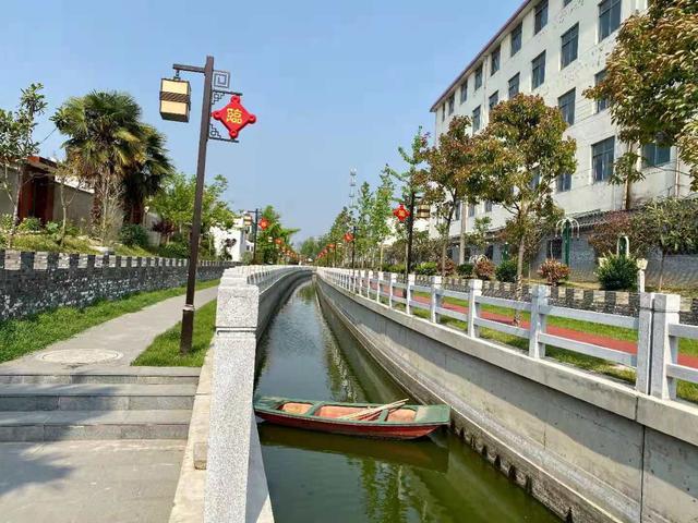 改造后的居民区景观28岁的刘鑫从上海回到江苏扬州高邮市临泽镇休年假