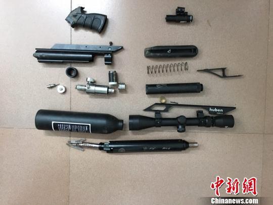 图为:警方查获的枪管及零部件.丽水警方供图