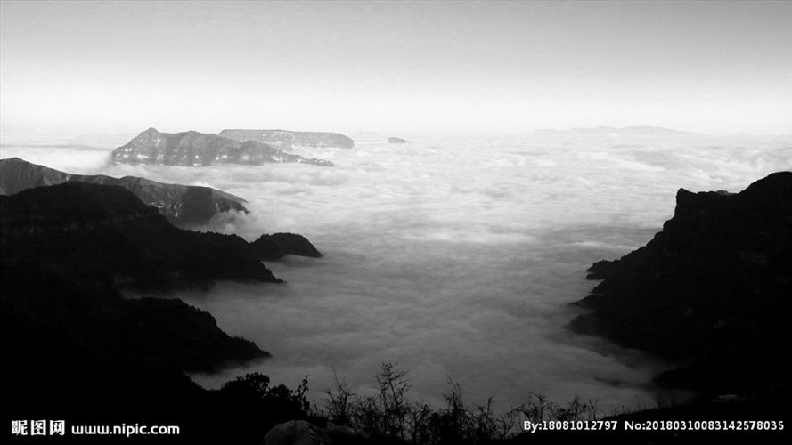 云海山峰转黑白设计摄影图__自然风景_自然景观_摄影