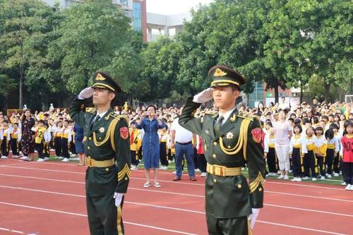 原北京天安门国旗护卫队队员 莅临罗村实验小学展示升旗仪式