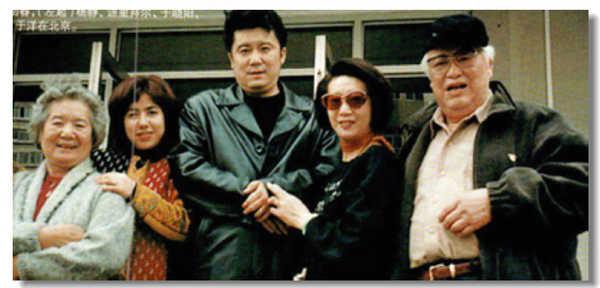 中国电影集团公司电影导演;在与抒情花腔女高音歌唱家迪里拜尔结婚