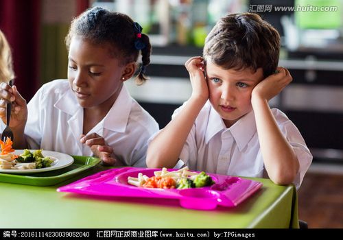 食堂吃饭时不熟的男生总是远远看着我,边看边和旁边人说话