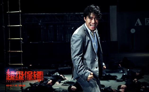 已经宣布定档7月15日上映的功夫巨制《超级保镖》发布了一款"铁血军团