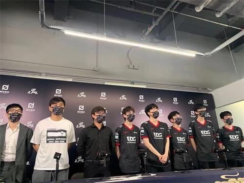 edg赛后采访jiejie格温非常适合野区入侵的打野选手