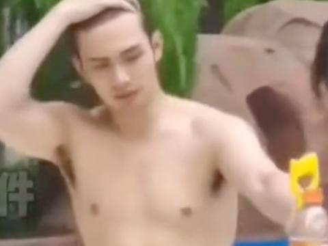 当红男演员疑似旧照被曝,穿泳衣身材略发福,网友:认不出|张彬彬|身材