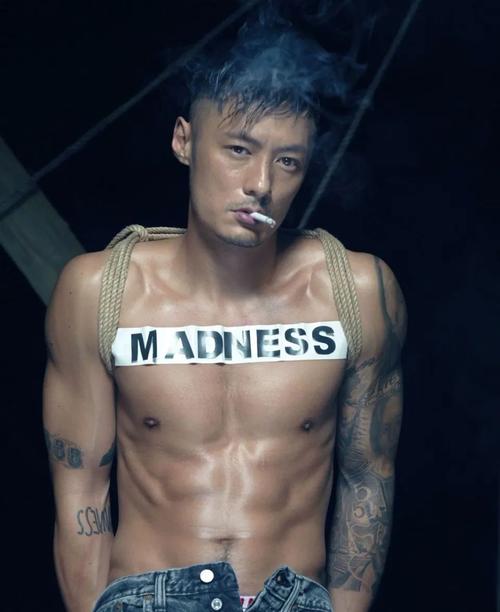 余文乐胖成赵本山,网友戏称夫妻同框像隔辈