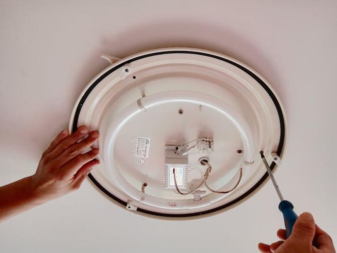 家里安装吸顶灯时一定要注意这3个地方操作简单却很重要
