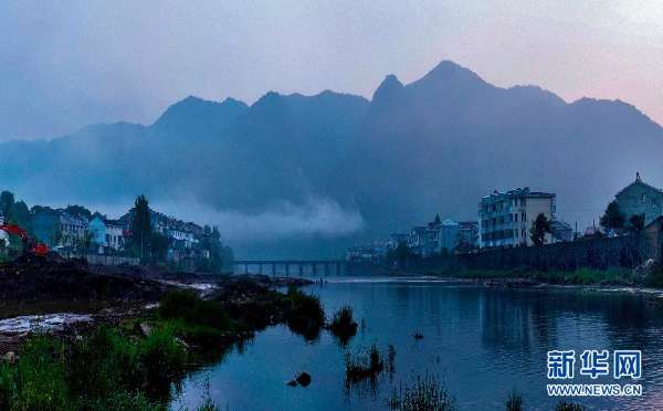 在安徽省舒城县西南的大别山深处,有一个古老的小镇——晓天镇,其中