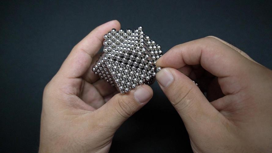 巴克球制作一颗"恒星",直角金字塔八面体,1084颗磁珠