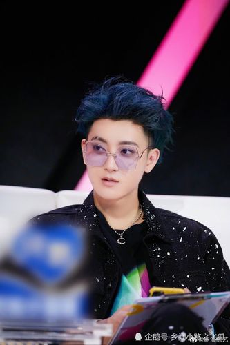 黄子韬星空蓝发乱的有型 异形大框眼镜酷帅十足