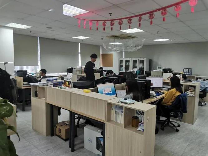 所有同学一同参观了设计院的办公环境,办公区干净整洁,员工们各司其职