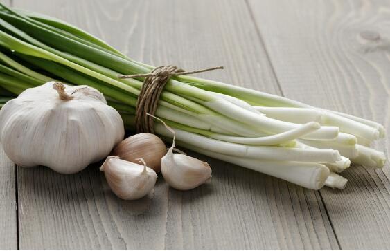 "因此,防胃癌不妨学学山东人,适当生吃点大葱和大蒜,同