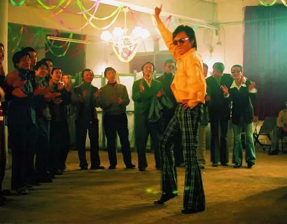 王小帅的电影《青红》,还原了八十年代内地小城舞厅的模样.