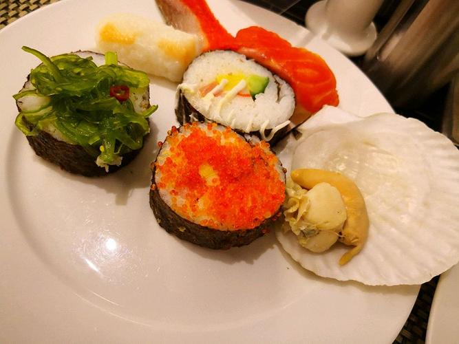 牛肉海鲜拼盘刺身沙拉木瓜牛奶