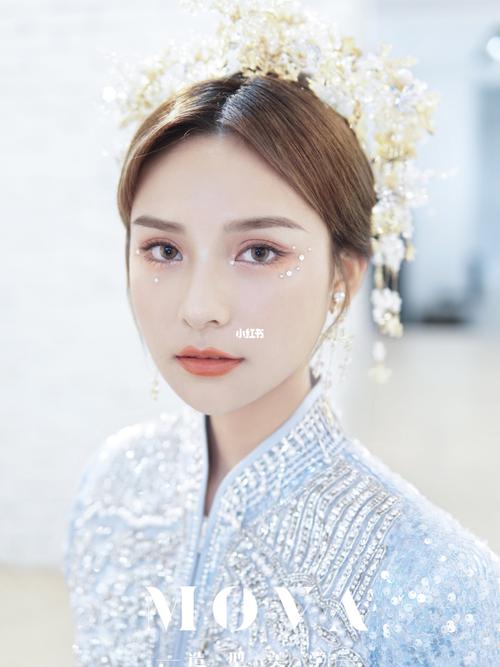 中式造型新娘|眼睛贴钻的妆容|浅色中式褂_婚礼_婚纱